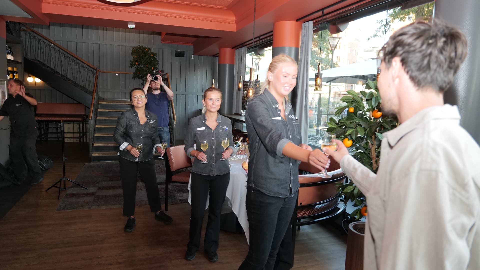 Guests are welcomed with sparkling wine to the World Champions' Dinner arranged by Brons Sports