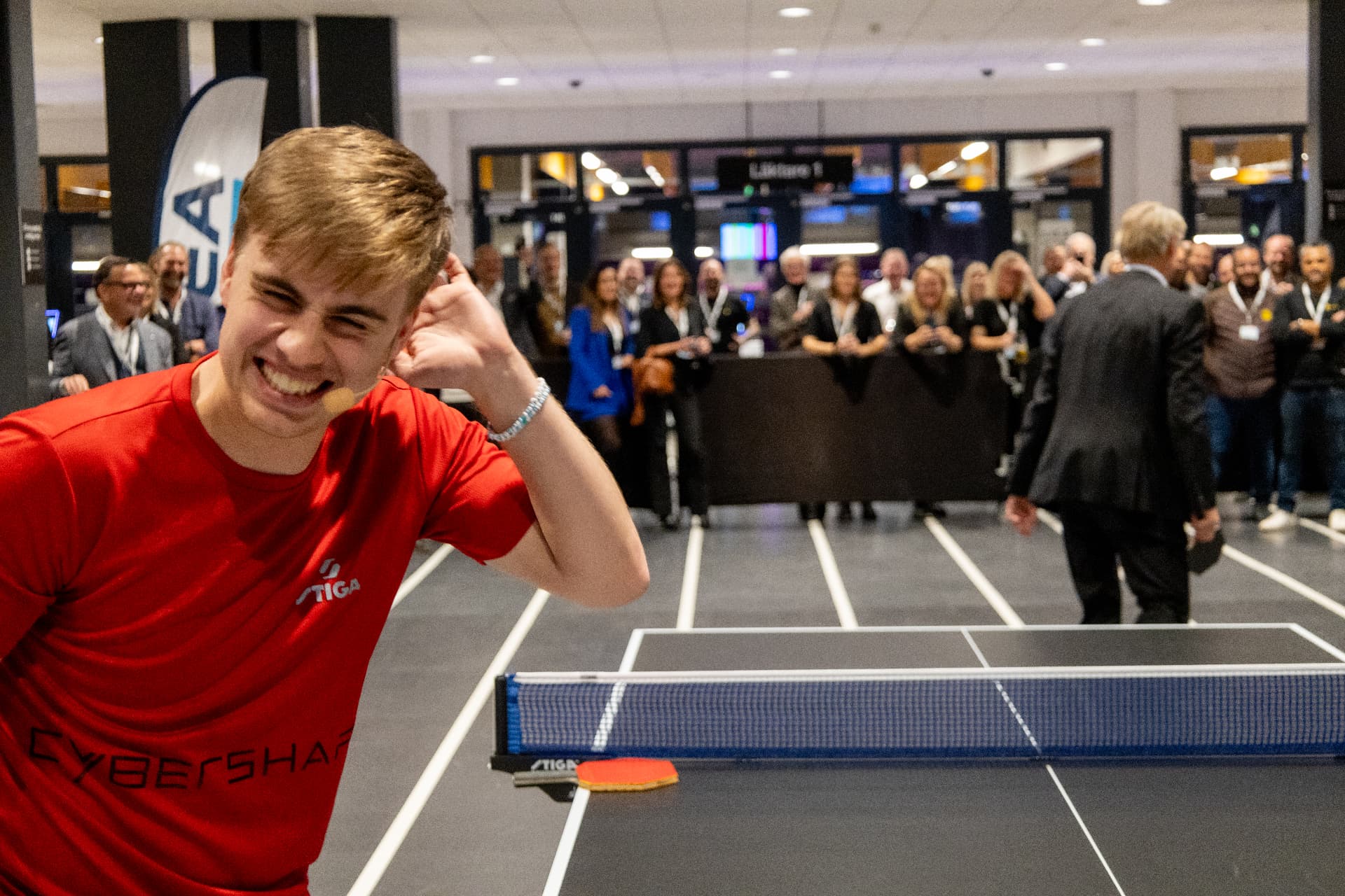 Truls Möregårdh at the table tennis table during Svea Bank's customer event