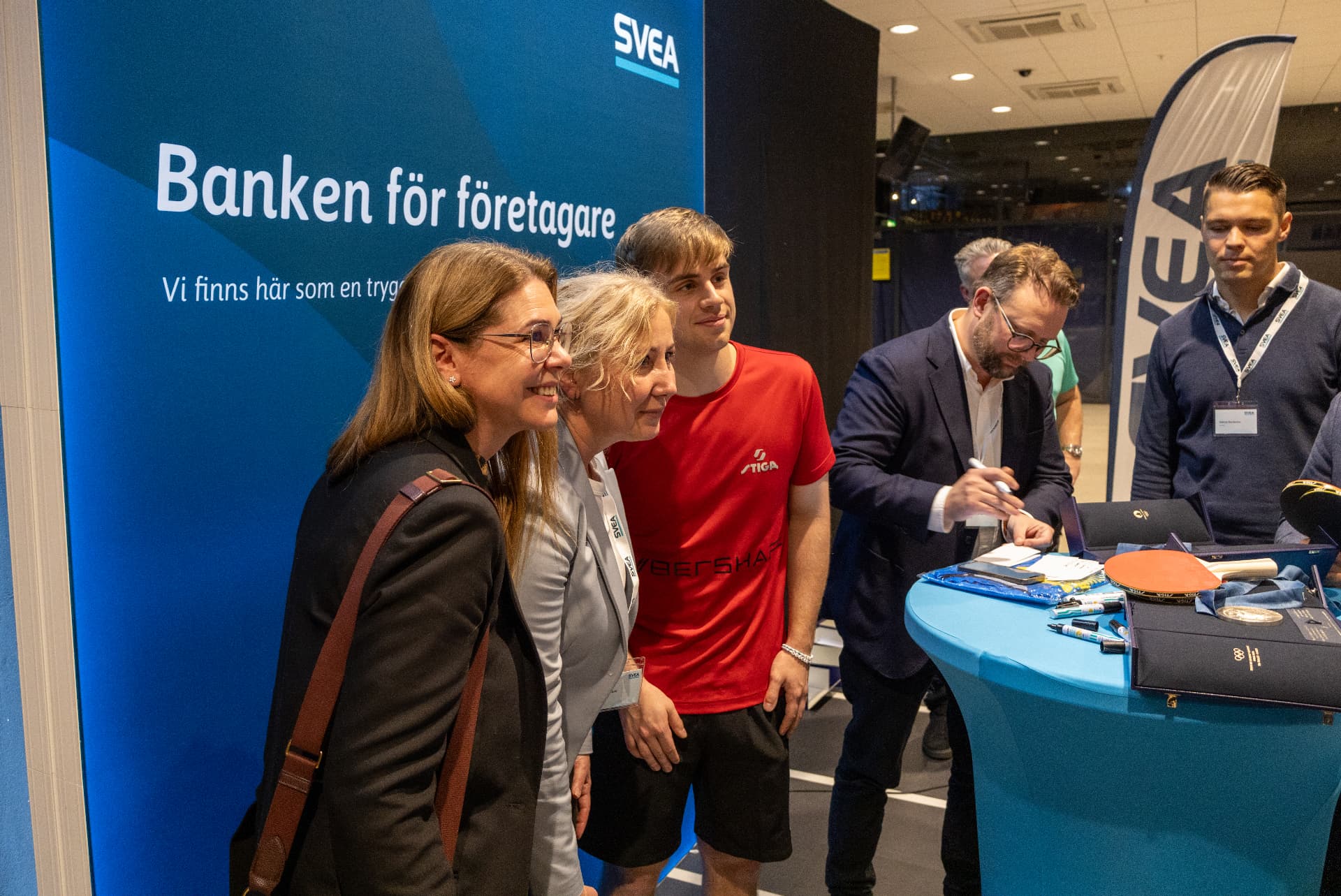 Truls Möregårdh with guests at Svea Bank's customer event