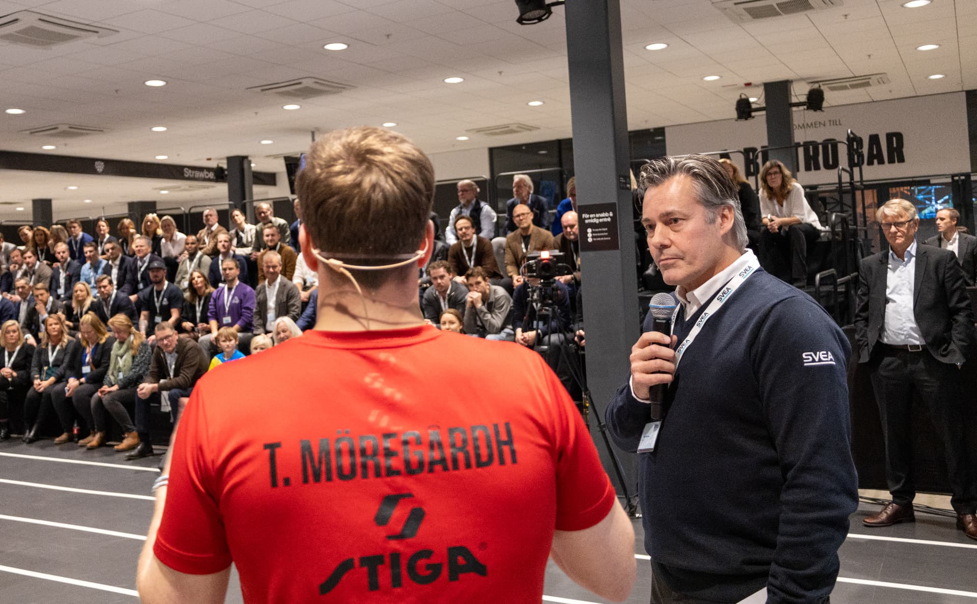 Truls Möregårdh talking to guests at Svea Bank's customer event