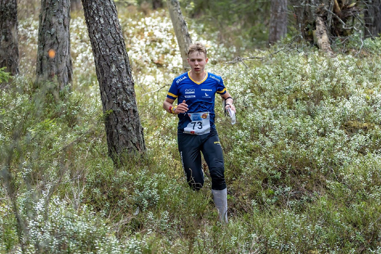 Axel Elmblad under orienteringstävling i skogsmiljö
