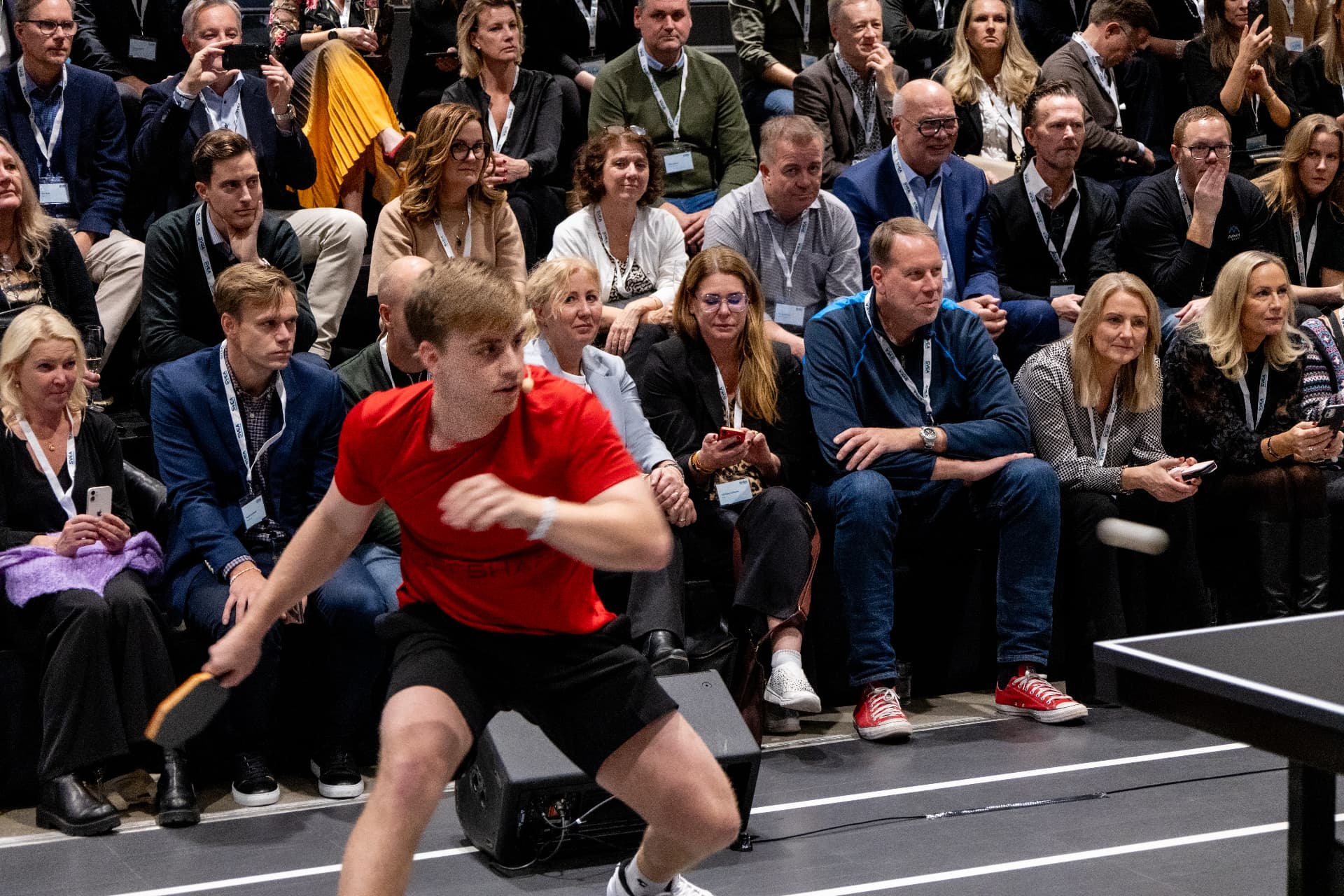 Truls Möregårdh playing table tennis in front of guests at Svea Bank's customer event