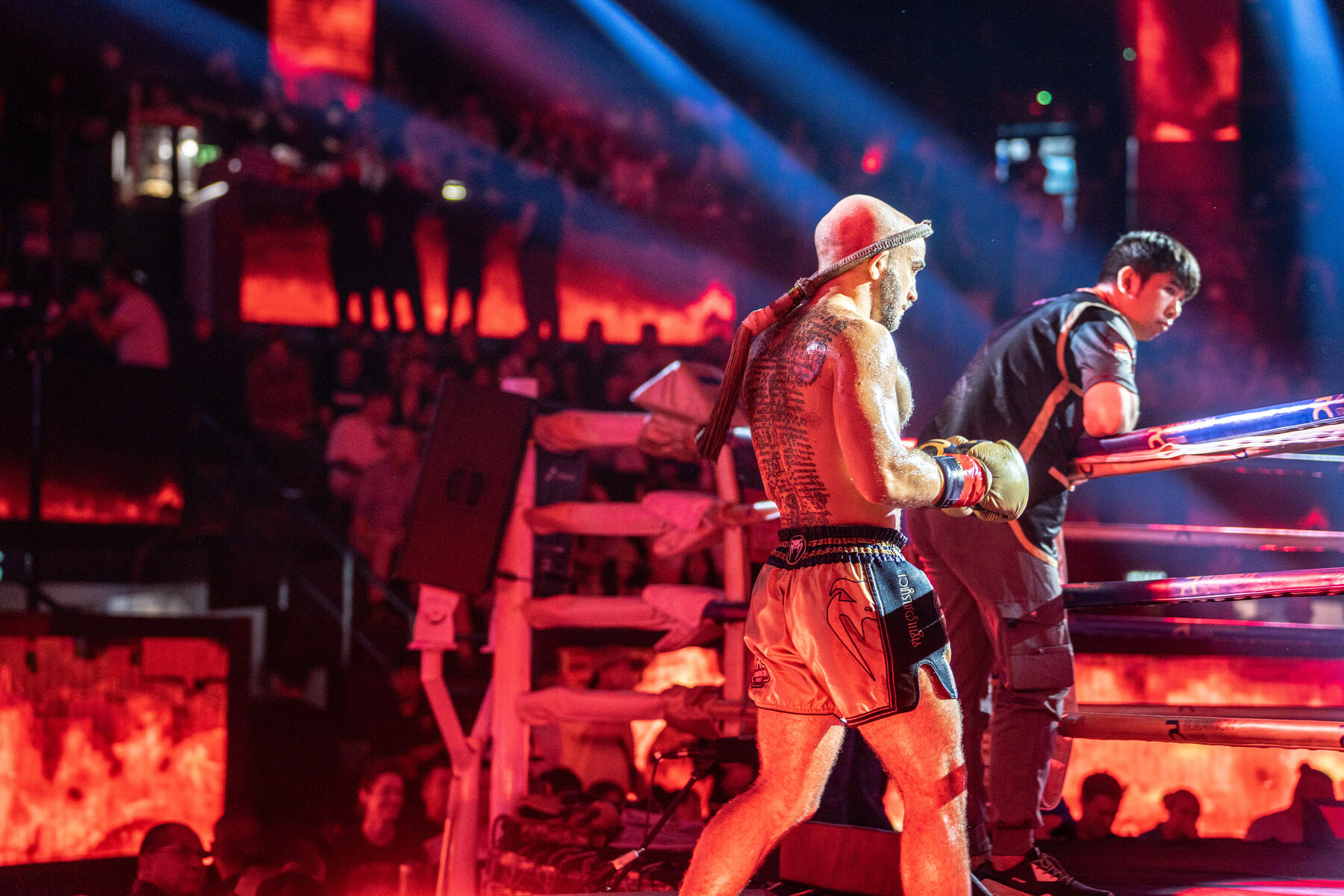 Devin Radianu under thaiboxningsmatch i Bangkok