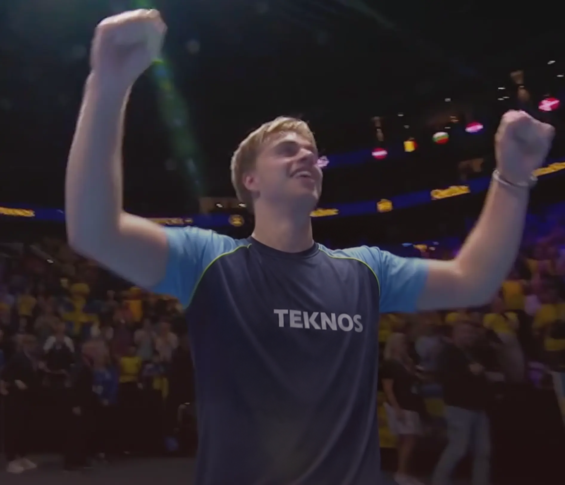 Truls Möregårdh i landslagströjan jublar med armarna i vädret på arenan